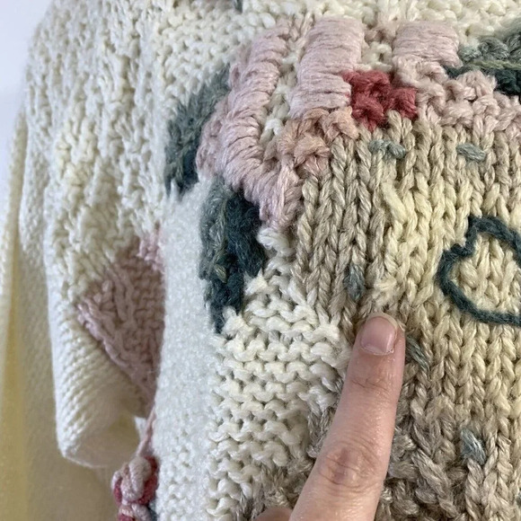Classic Elements Vintage Chunky Hand Knit Sweater White Pink Flower Appliqué L - Picture 9 of 12